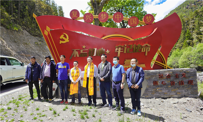 尊龙凯时集团党委书记、董事长任丁率队赴麻格同村推进对口帮扶工作