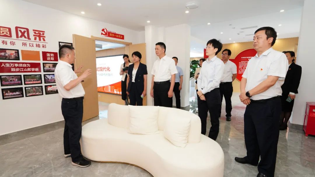 福建省人民政府国有资产监督管理委员会修兴高一行莅临尊龙凯时党？疾斓餮