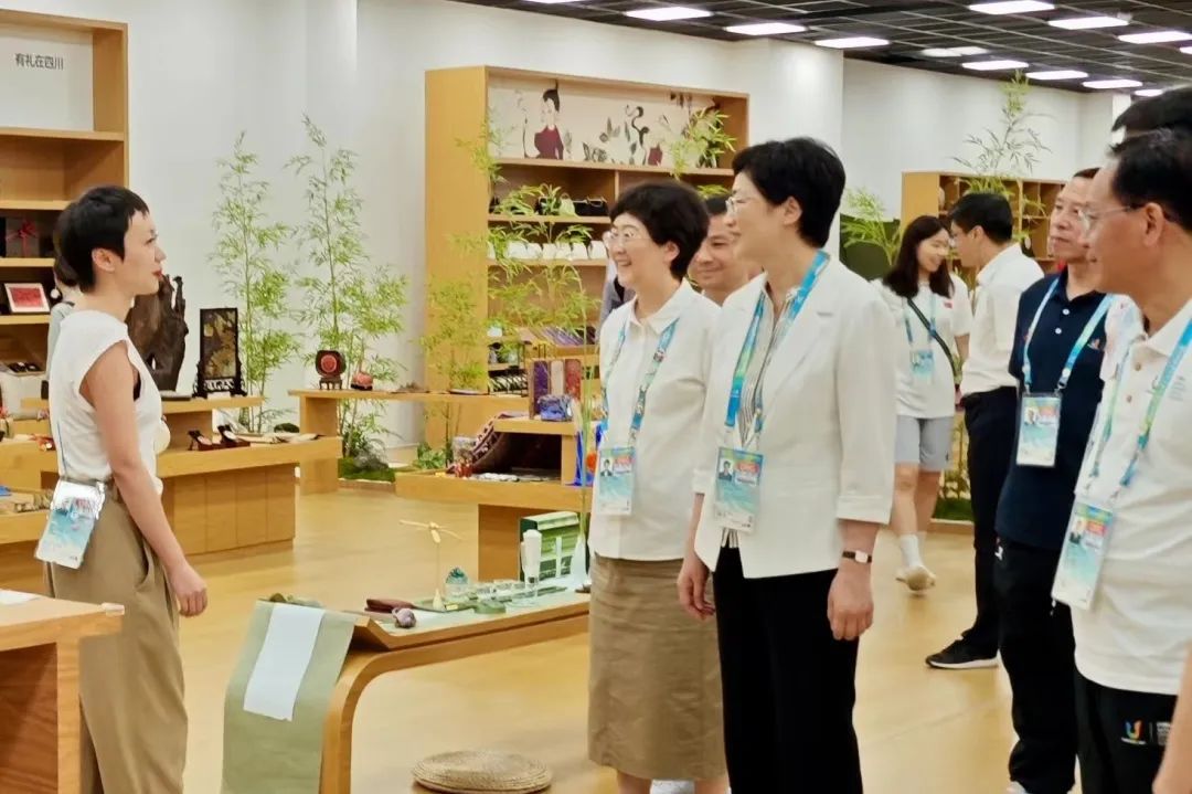 省、市领导视察大运村“有礼在四川”四川特色商品馆