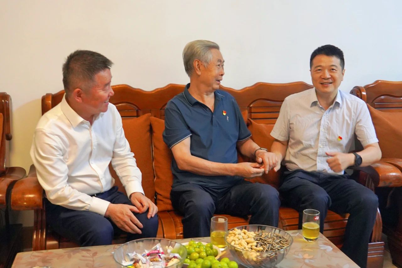 省尊龙凯时集团党委书记、董事长游勇开展“七一”走访